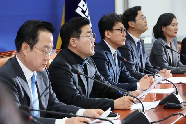 박찬대 더불어민주당 원내대표가 17일 오전 서울 여의도 국회에서 열린 원내대책회의에서 발언하고 있다 사진연합뉴스