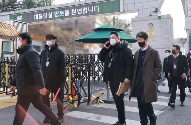 대통령실 압수수색 나선 경찰 국수본 12·3 비상계엄 사태 수사를 위해 대통령실 압수수색에 나선 경찰 국가수사본부국수본 관계자들이 11일 서울 용산 대통령실 민원실에서 나오고 있다사진연합뉴스