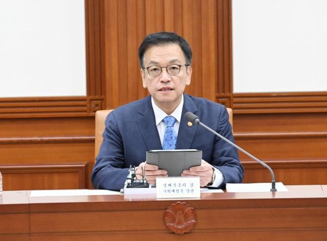 최상목 부총리 겸 기획재정부 장관이 12월 18일 서울 종로구 정부서울청사에서 열린 경제관계장관회의 겸 투자활성화장관회의를 주재 모두발언을 하고 있다 