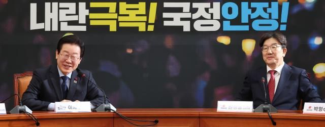 더불어민주당 이재명 대표왼쪽가 18일 오후 국회에서 예방한 국민의힘 권성동 원내대표와 인사한 뒤 발언하고 있다 사진연합뉴스