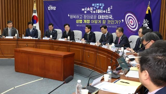  더불어민주당 이재명 대표왼쪽 네번째가 19일 오전 국회에서 열린 행복하고 정의로운 대한민국 상법 개정 어떻게 할 것인가 토론회에 참석해 발언하고 있다 사진연합뉴스