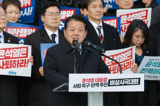 김병주 더불어민주당 최고위원이 4일 오후 서울 여의도 국회 본청 앞 계단에서 열린 윤석열 대통령 사퇴촉구 탄핵추진 비상시국대회에서 규탄사를 하고 있다 20241204사진유대길 기자 dbeorlf123ajunewscom