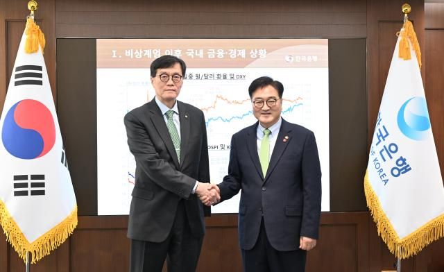 우원식 국회의장오른쪽이 19일 서울 중구 한국은행 본관을 방문해 이창용 한국은행 총재와 기념 촬영하고 있다 국회사진기자단