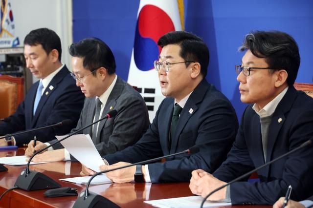 박찬대 더불어민주당 원내대표가 19일 국회에서 열린 정책조정회의에서 발언을 하고 있다 사진연합뉴스