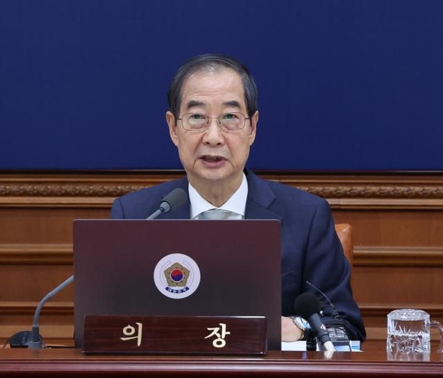 한덕수 대통령 권한대행 국무총리가 19일 정부서울청사에서 임시 국무회의를 주재하고 있다사진연합뉴스 