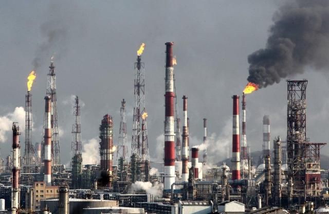  6일 울산석유화학공단에서 발생한 갑작스런 정전 사태로 기업체에서 불완전 연소된 화학제품이 타면서 불길과 연기가 굴뚝을 타고 치솟고 있다 2011126