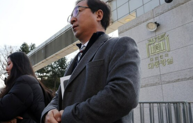 비상계엄 공조수사본부 관계자가 16일 용산 대통령실에서 나오고 있다 사진연합뉴스 