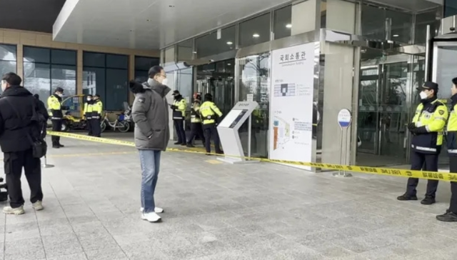 21일 국회 소통관 내 한 식당에서 불이 나 경찰이 현장 출입을 통제하고 있다 사진연합뉴스 