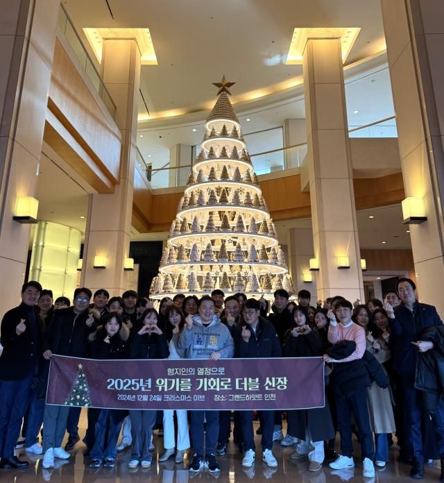 최준호 패션그룹형지 부회장앞줄 가운데이 지난 24일 그랜드하얏트 인천 호텔에서 진행된 ‘2025년 위기를 기회로 더블 신장’ 행사에서 임직원들과 기념 촬영을 하고 있다 사진패션그룹형지 