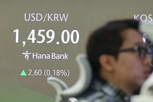 26일 오전 서울 중구 하나은행 본점 딜링룸에서 딜러들이 업무를 보고 있다 사진연합뉴스