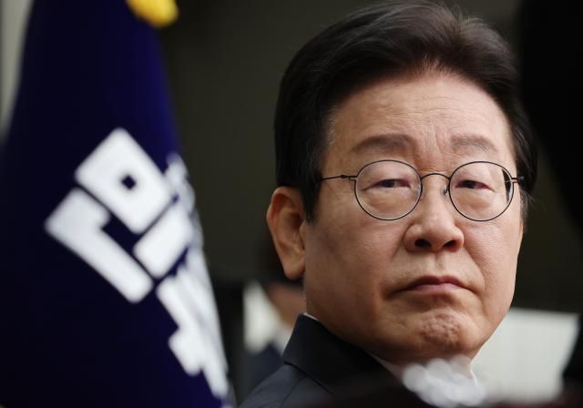 이재명 더불어민주당 대표가 27일 오전 서울 여의도 국회에서 열린 최고위원회의에 참석해 발언을 들으며 생각에 잠겨 있다 사진연합뉴스