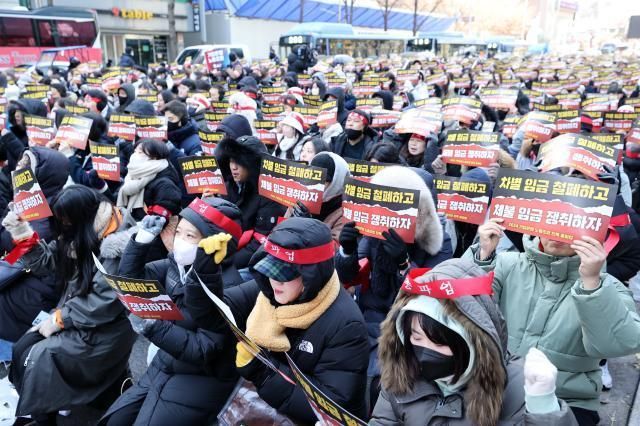 27일 오전 서울 중구 기업은행 본사 앞에서 노조원들이 파업 집회를 하고 있다 사진연합뉴스 