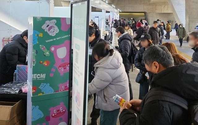 29일 서울 중구 동대문역사문화공원역 1번 출구 앞에 마련된 K-푸드 스페셜 페스타 위드 서울콘 행사장에 방문객들이 모여 이벤트를 참가하고 있다 사진홍승완 기자