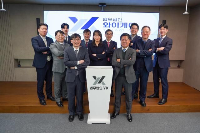 YK 공정거래그룹의 왼쪽부터 박재완 변호사 현민석 변호사 이상우 변호사 이인석 대표변호사 배성범 대표변호사 석재현 변호사 권순일 대표변호사 진호식 변호사 강경훈 대표변호사 이용만 고문 김지훈 변호사앞줄 왼쪽부터 사진법무법인 YK&nbsp;