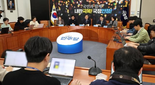 김윤덕 더불어민주당 사무총장가운데이 29일 오전 국회에서 열린 기자간담회에서 전남 무안공항 항공기 활주로 이탈 사고에 대해 이재명 대표는 국회와 당 차원에서 조속한 사고 수습을 위해 정부를 지원할 것을 지시했다고 전하며 현 정국 상황과 관련해 발언하고 있다 사진연합뉴스