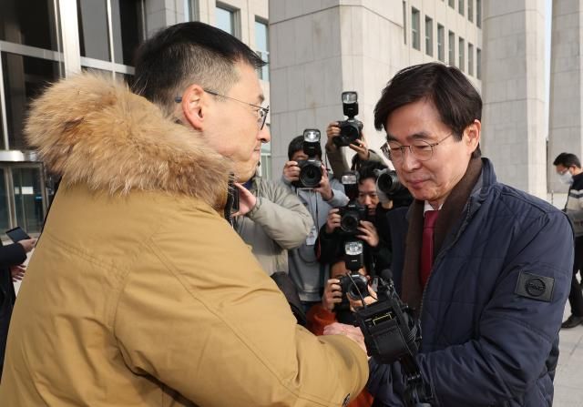 국민의힘 조경태 의원이 13일 오전 국회 본청 앞에서 동료의원들에게 탄핵 찬성에 나서줄 것을 호소하고 있는 김상욱 의원을 격려하고 있다 사진연합뉴스