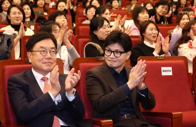 한동훈 국민의힘 대표가 3일 서울 여의도 국회도서관에서 열린 서울여성정치아카데미 1기 개강식에 참석해 박수를 치고 있다 사진연합뉴스