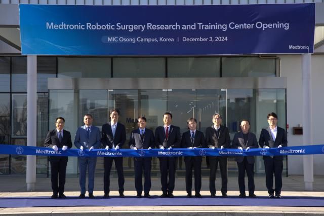3일 충북 청주시 소재 메드트로닉 이노베이션 센터에서 ‘로봇 수술 연구 교육 센터 개관식’이 열렸다 왼쪽부터 보건복지부 오창현 보건산업진흥과장 메드트로닉 로봇사업부 총괄 라짓 카말 사장 메드트로닉코리아 유승록 대표이사 계명대학교 동산의료원 조치흠 원장 대한외과학회 이우용 회장 대한외과학회 이강영 이사장 대한내시경복강경로봇학회 형우진 이사장 오송첨단의료산업진흥재단 하재상 본부장 대한산부인과로봇학회 김대연 회장이 함께 기념식을 진행하고 있다 사진메드트로닉 