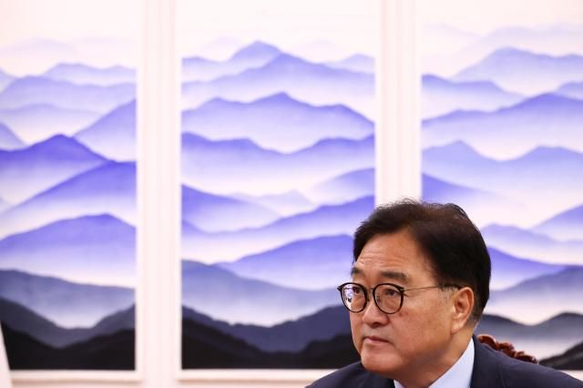 우원식 국회의장이 3일 오후 국회에서 이주호 사회부총리 겸 교육부 장관 접견에 앞서 자료를 살피던 중 잠시 다른 곳을 바라보고 있다 사진연합뉴스