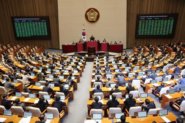 31일 오후 국회 본회의에서 윤석열 정부의 비상계엄 선포를 통한 내란 혐의 진상규명 국정조사계획서 승인의 건이 통과되고 있다 사진연합뉴스