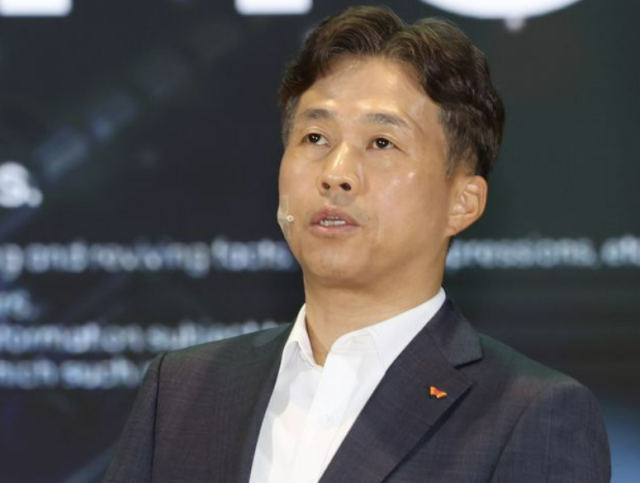 곽노정 SK하이닉스 대표이사 사장이 4일 오전 서울 강남구 코엑스에서 열린 SK AI 서밋 2024에서 ‘차세대 Al Memory의 새로운 여정 하드웨어를 넘어 일상으로’를 주제로 발표하고 있다 사진SK하이닉스