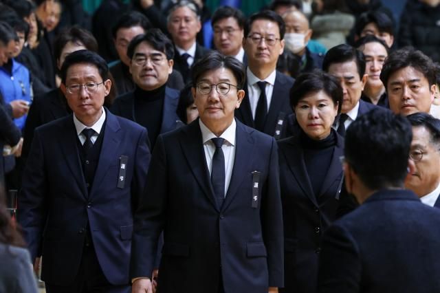 권성동 국민의힘 원내대표를 비롯한 지도부가 30일 오전 무안실내체육관에 마련된 제주항공 여객기 폭발사고 희생자 합동분향소에서 조문하기 위해 들어서고 있다 20241230 공동취재