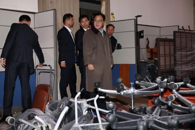 우원식 국회의장이 윤석열 대통령의 비상계엄 선포 다음날인 4일 서울 여의도 국회에서 파손된 시설을 살피고 있다사진연합뉴스