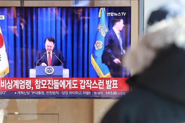 윤석열 대통령이 비상계엄 선포를 해제한 4일 서울역 대합실에서 시민이 비상계엄 사태 관련 보도를 보고 있다 사진연합뉴스 