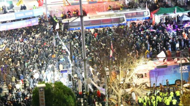 윤석열 대통령이 비상계엄을 선포한 가운데 4일 새벽 서울 여의도 국회의사당에 계엄령 선포에 반대하는 시민 및 이를 저지하는 경찰 병력들 모습 사진연합뉴스 