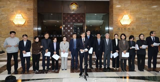 조국 조국혁신당 대표 등 의원들이 4일 서울 여의도 국회에서 열린 의원총회 연석회의에서 취재진에 대통령 탄핵 소추안을 발표하고 있다 사진연합뉴스