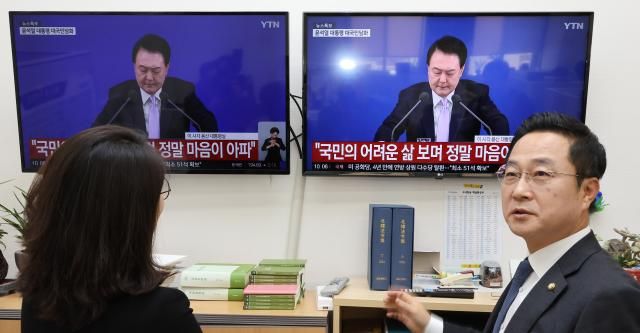 박성준 더불어민주당 원내수석부대표오른쪽와 관계자가 7일 오전 국회에서 윤석열 대통령의 대국민 담화를 시청하고 있다 사진연합뉴스