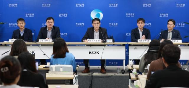 4일 오전 서울 중구 한국은행에서 금융·외환시장 점검 및 시장안정화 조치 실시 관련 기자간담회 왼쪽부터 이병목 금융결제국장 최용훈 금융시장국장 박종우 부총재보 최창호 통화정책국장 윤경수 국제국장 사진한국은행