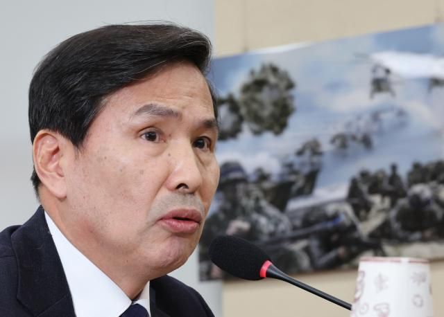 김선호 국방부 차관이 5일 오전 윤석열 대통령의 비상계엄 선포·해제 경위와 관련한 긴급 현안질의가 열린 국회 국방위원회 전체회의에서 답변하고 있다 사진연합뉴스