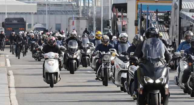 현대차 노조 이틀간 부분파업 돌입 울산연합뉴스 김용태 기자 5일 오후 울산시 북구 현대자동차 명촌정문에서 오전조 근무자들이 2시간 일찍 퇴근하고 있다 현대차 노조는 이날부터 이틀간 오전 근무조1직와 오후 근무조2직가 매일 2시간씩 총 4시간 파업을 결정 