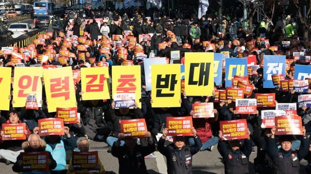 5일 서울역 앞에서 열린 전국철도노동조합철도노조서울지방본부 총파업 출정식에서 참가자들이 구호를 외치고 있다 2024125 사진연합뉴스