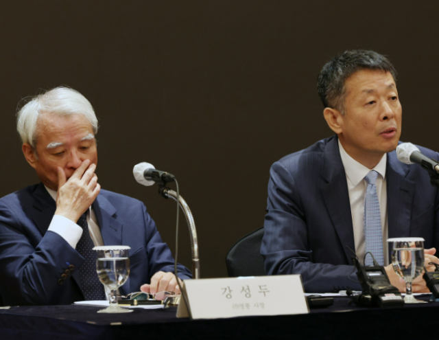 강성두 영풍 사장왼쪽과 김광일 MBK파트너스 부회장이 지난 9월 서울 중구 롯데호텔에서 고려아연 공개매수 관련 기자간담회를 열고 있다 사진 연합뉴스 