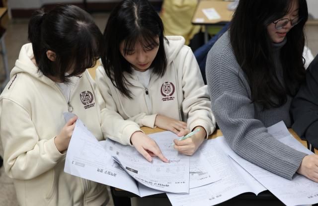 2025학년도 대학수학능력시험 다음날인 15일 대구 수성구 정화여자고등학교 3학년 교실에서 수험생들이 가채점하고 있다 20241115 사진연합뉴스 