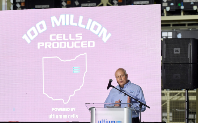 톰 갤러거 얼티엄셀즈 운영 부사장이 1억 번째 셀 생산 기념식에서 발표를 하고 있다 사진얼티엄셀즈 