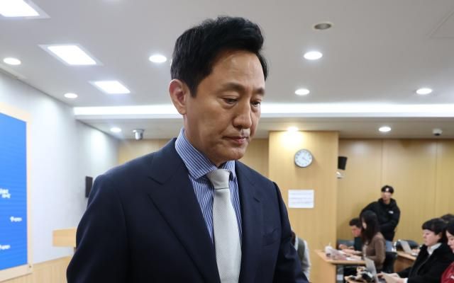 오세훈 서울시장이 4일 오후 서울시청 브리핑룸에서 비상계엄 선포 관련 입장 발표 기자회견을 마친 뒤 퇴장하고 있다 사진연합뉴스