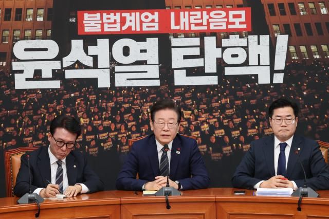 윤석열 대통령 탄핵소추안 본회의 표결일인 7일 오전 더불어민주당 이재명 대표가 서울 여의도 국회에서 열린 내외신 기자간담회에서 질문에 답하고 있다 2024127 사진연합뉴스 