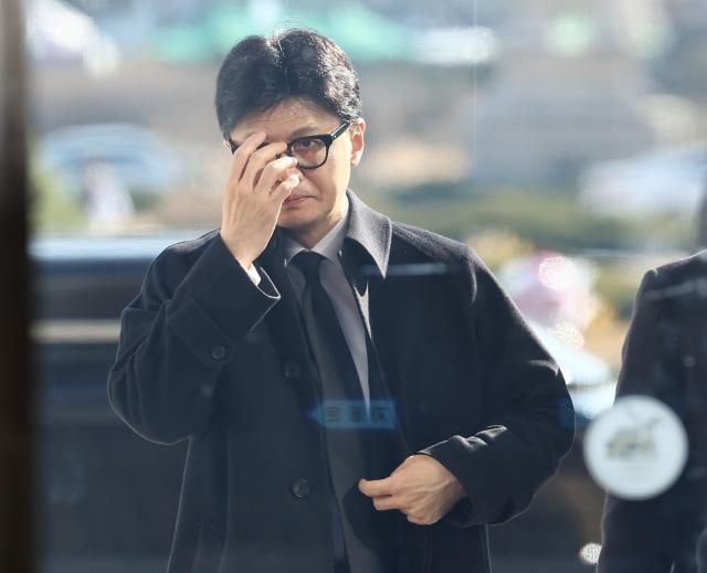 한덕수 국무총리와 긴급회동을 마친 한동훈 국민의힘 대표가 7일 서울 여의도 국회로 돌아와 당대표실로 향하고 있다 사진연합뉴스