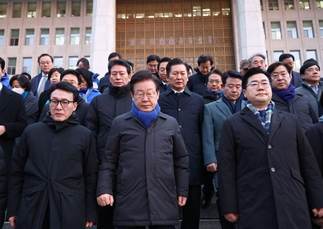 더불어민주당 이재명 대표를 비롯한 의원들이 윤석열 대통령 탄핵안 표결을 앞둔 7일 오전 서울 여의도 국회에서 탄핵을 촉구하며 정문 앞 밤샘 농성을 한 시민들에게 감사 인사를 하기 위해 이동하고 있다 사진연합뉴스