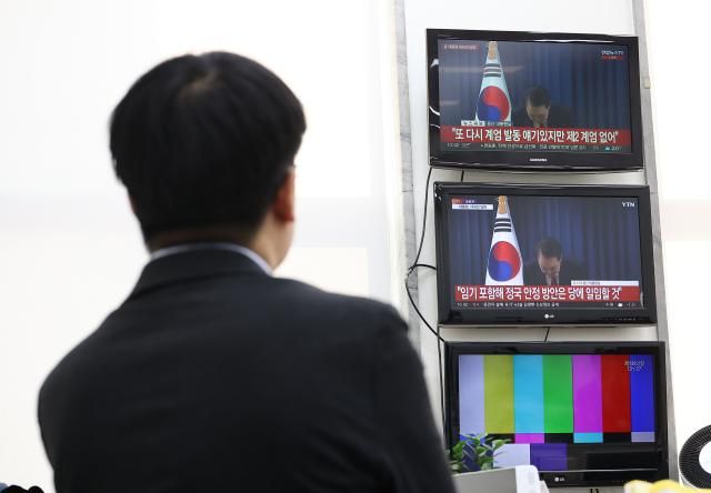 7일 국회에서 국민의힘 당직자들이 윤석열 대통령 담화를 지켜보고 있다 사진연합뉴스