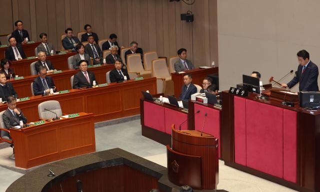 지난 29일 국회에서 열린 예산결산특별위원회 전체회의에서 박정 위원장이 야당 단독으로 감액 예산안을 통과시키고 있다 사진연합뉴스