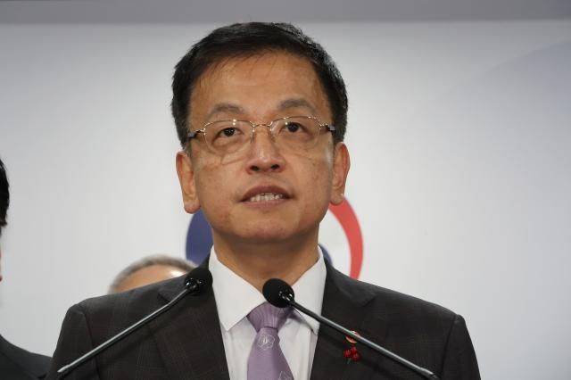 최상목 경제부총리 겸 기획재정부 장관이 8일 서울 종로구 정부서울청사에서 열린 관계부처 합동 브리핑에서 발언하고 있다