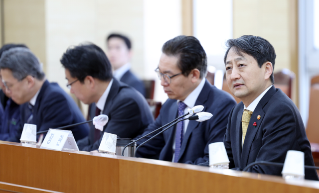 안덕근 산업통상자원부 장관은 9일 정부세종청사 산업부 대회의실에서 김완기 특허청장을 비롯한 산업부 간부 등 관계자가 참석한 가운데 열린 산업통상자원부 확대간부회의를 주재했다 사진산업통상자원부