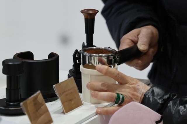 커피의 세계 서울연합뉴스 임화영 기자 1일 서울 강남구 세텍에서 열린 카페 디저트페어를 찾은 참관객들이 전시장을 둘러보고 있다 2024121 hwayoung7ynacokr2024-12-01 135407 저작권자 ⓒ ㈜연합뉴스 무단 전재 재배포 금지 AI 학습 및 활용 금지저작권자 ⓒ ㈜연합뉴스 무단 전재 재배포 금지 AI 학습 및 활용 금지