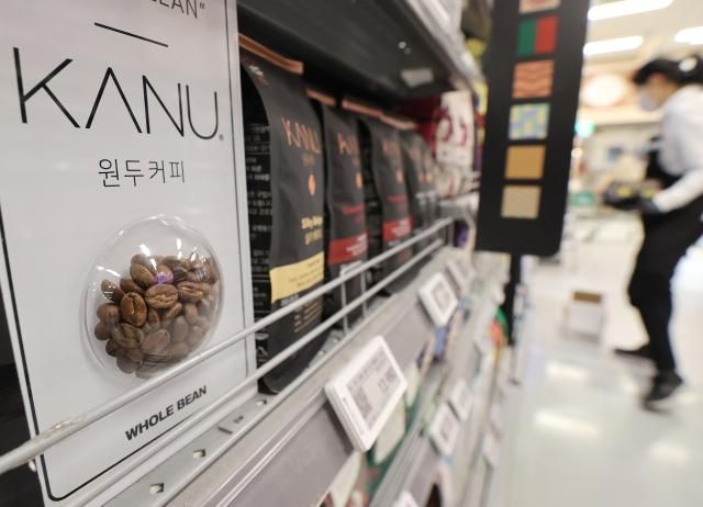 기후 변화에 커피 가격 인상 잇따라 서울연합뉴스 이재희 기자 기후변화로 농산물 생산이 위축되면서 먹거리 물가가 오르는 기후플레이션 현실화하고 있다 지난달 25일 기준 아라비카 커피는 t당 7천80달러약 989만원로 1년 전 평년과 비교해 각각 86 117 올랐다 사진은 1일 서울의 한 대형마트에 진열된 커피 제품 2024121 scapeynacokr2024-12-01 143003 저작권자 ⓒ ㈜연합뉴스 무단 전재 재배포 금지 AI 학습 및 활용 금지저작권자 ⓒ ㈜연합뉴스 무단 전재 재배포 금지 AI 학습 및 활용 금지