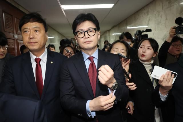 국민의힘 한동훈 대표가 9일 오전 서울 여의도 국회에서 열린 비공개 최고위원회의를 마치고 밖으로 나서고 있다 사진연합뉴스