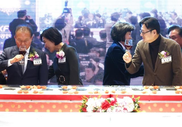  30일 여의도 CCMM빌딩에서 열린 소상공인연합회 신년인사회에서 윤재옥 국민의힘 원내대표왼쪽와 홍익표 더불어민주당 원내대표가 각각 축하주를 마시고 있다 사진연합뉴스